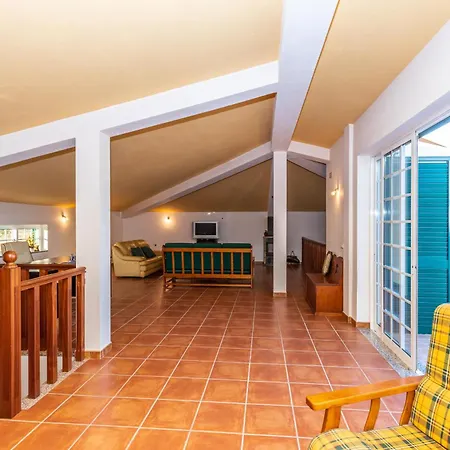 Hébergement de vacances Vivenda V5 With Swimming Pool, Garden And Park *