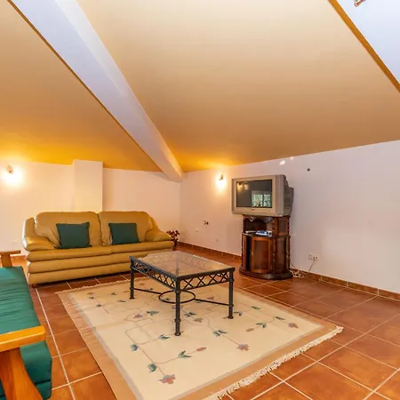 Hébergement de vacances Vivenda V5 With Swimming Pool, Garden And Park *