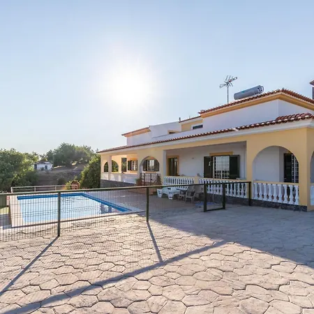 Hébergement de vacances Vivenda V5 With Swimming Pool, Garden And Park *