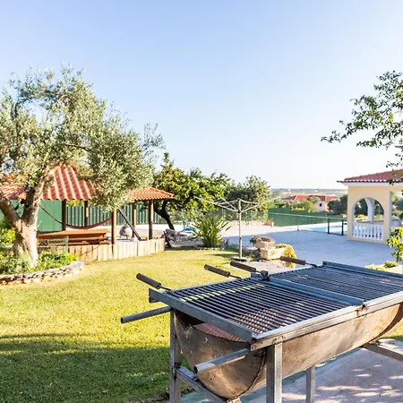 Vivenda V5 With Swimming Pool, Garden And Park 펜션 빌라노바데카셀라