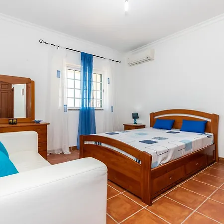 펜션 Vivenda V5 With Swimming Pool, Garden And Park *